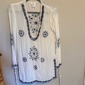 🛍️ Luck & Coco Boho White and Navy Embroidered Tunic